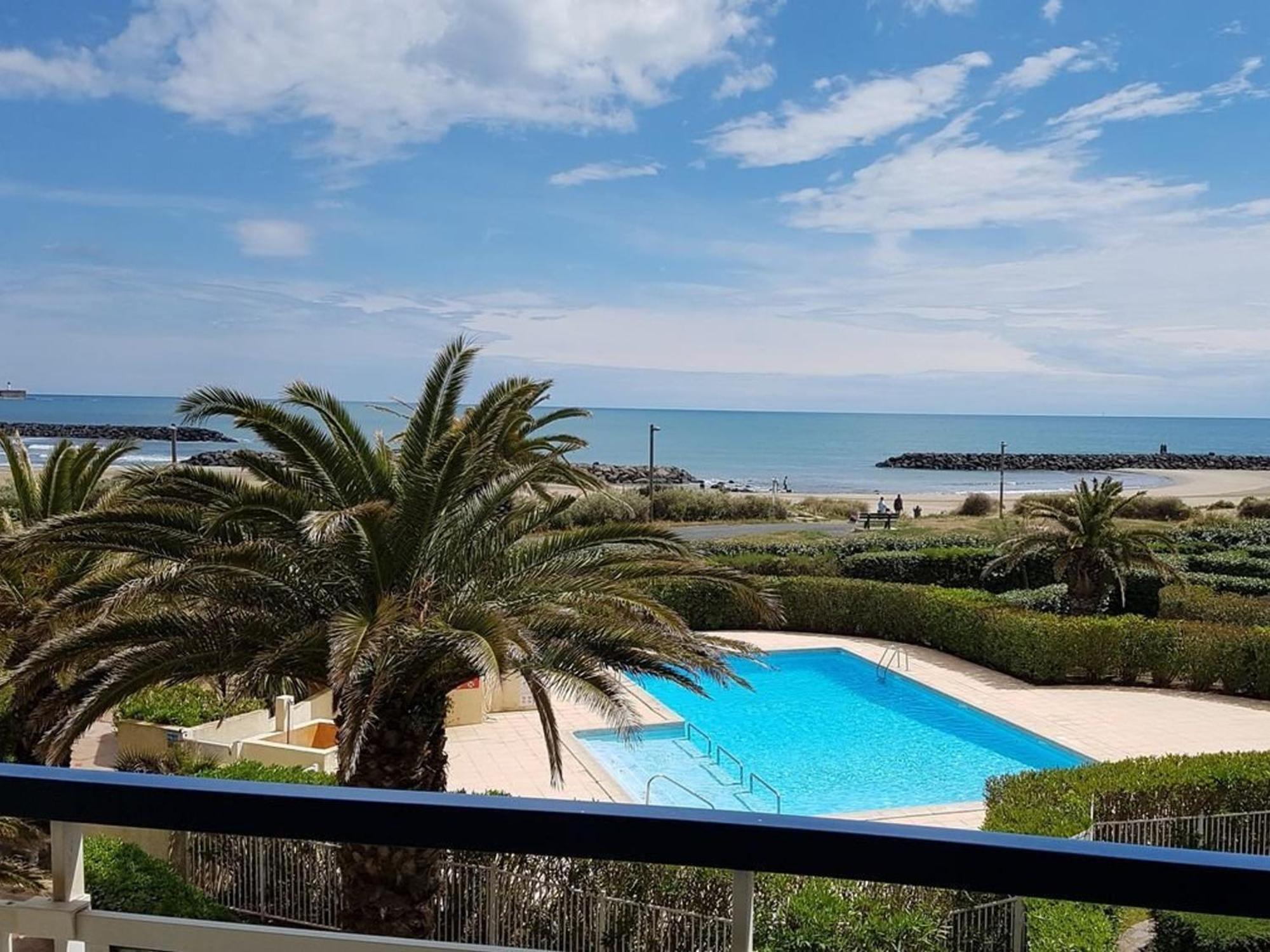 4 Pieces Avec Parking, Piscine Et Proche Au Cap D'agde - Fr-1-702-19 * Agde